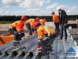 EHITUSFIRMA EVARI EHITUS EHITAB KATUSEID Katusefirma OÜ Evari Ehitus paigaldab katuse kandeprofiilplekki