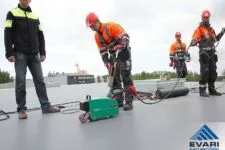 PVC RULLMATERJALI VUUGI KEEVITUS PVC rullmaterjali vuugi keevitus lamekatusetöödel