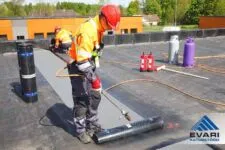 BITUUMENMATERJALIST PEALMISE KIHI JUHTPAANI KEEVITAMINE Bituumenmaterjalist pealmise kihi juhtpaani keevitamine SBS kattega katusel