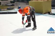 TEKKINUD VAHED TÄIDETAKSE VAHUGA Soojustustööd katusel, tekkinud vahed täidetakse vahuga
