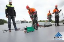 KATUSEKATTE AUTOMAATKEEVITUS Plastrullmaterjalist katusekatte automaatkeevitus