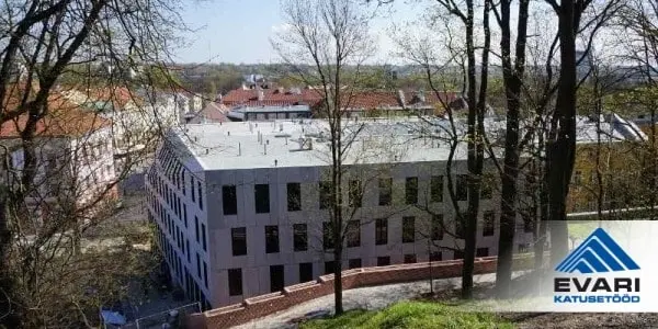 Erilahendustega lamekatused hotellil Lydia