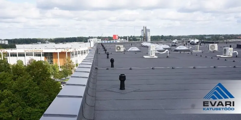 Parapett sisemise veeäravooluga katusel