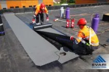 Bituumenmaterjali lahtirullimine SBS katusel
