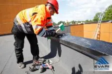 Parapetiplekkide paigaldamine SBS kattega lamekatusel