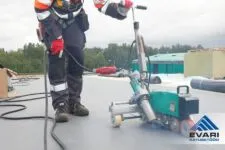 PVC plastrullmaterjali automaatkeevitus katusetööde tegemisel