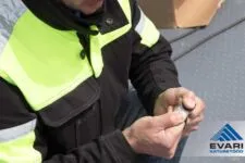 PVC katuse kontrolltüki rebimine