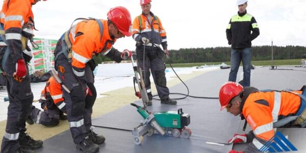 PVC katte automaatkeevitus plastrullmaterjalist katuse ehitamisel