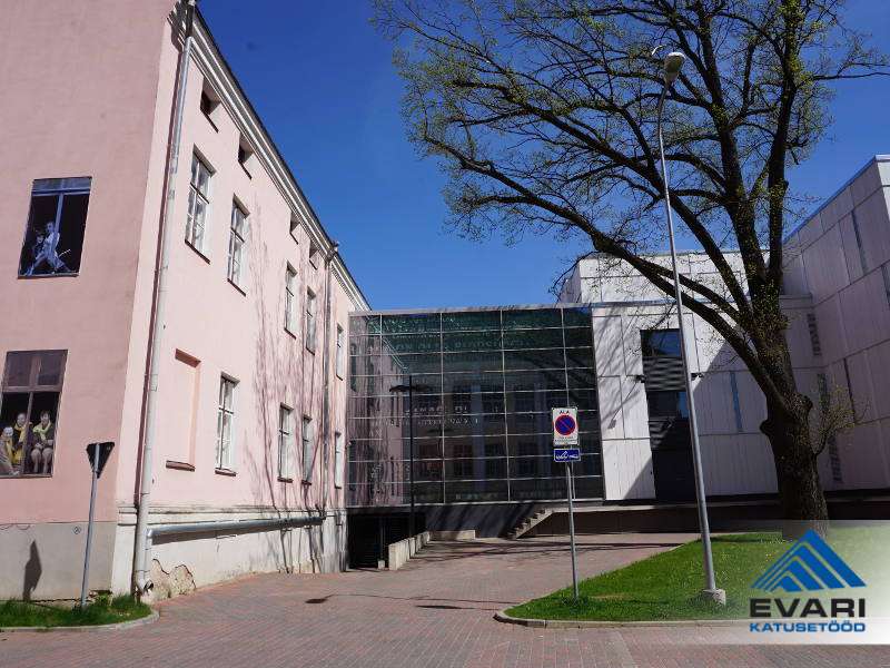 Eesti Kirjandusmuuseumi juurdeehituse katusetööd