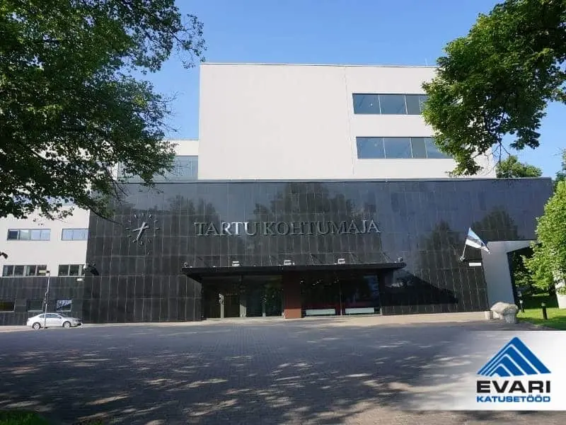 TARTU KOHTUMAJA SAI UUE KAASAEGSE LAMEKATUSE Tartu kohtumaja katuse rekonstrueerimine