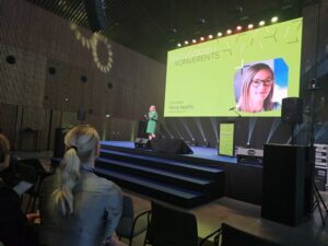 Miina Karafin - koverentsi moderaator. Ehituskonverents Ehitus 2025+ Tallinna Sadama Kruiisiterminalis