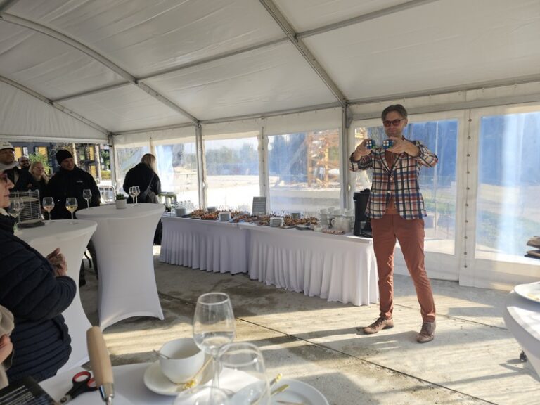 Linnupargi arenduse viimase maja nurgakivi 800600 20251003 145125 1 - OÜ Evari Ehitus