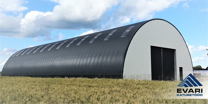 KAARHALLI SOOJUSTAMINE JA HÜDROISOLATSIOON – SOE JA KUIV KAARHALL Töömehed paigaldamas suurele kaarhallile välist kivivillast soojustust ja musta SBS bituumenist katusekatet.