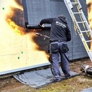 KAARHALLI SOOJUSTAMINE JA HÜDROISOLATSIOON – SOE JA KUIV KAARHALL Kaarhalli soojustamine ja hüdroisolatsioonitööd. Töömehed paigaldavad bituumenrullmaterjali pealiskihti.