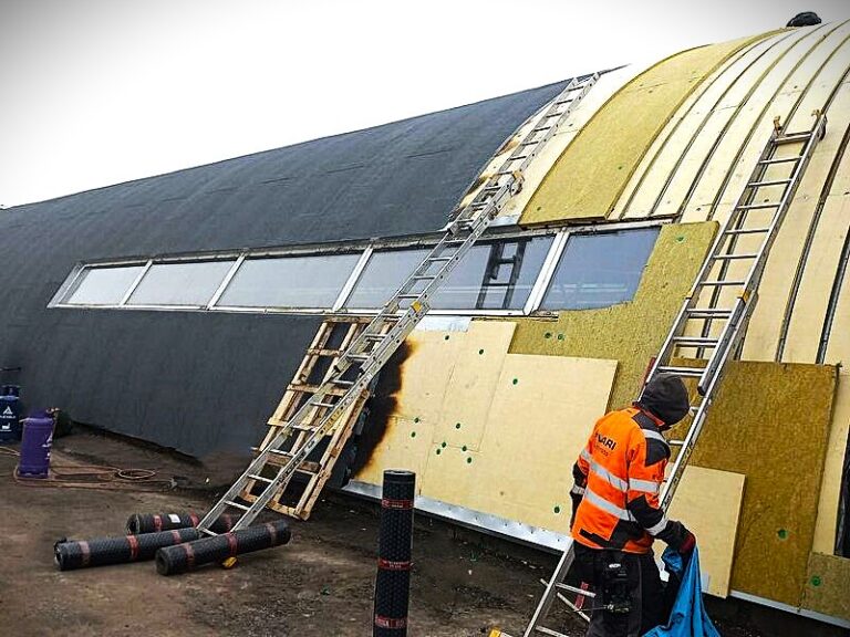 KAARHALLI SOOJUSTAMINE KATUSEVILLA PLAATIDEGA Kaarhalli soojustamine katusevilla plaatidega