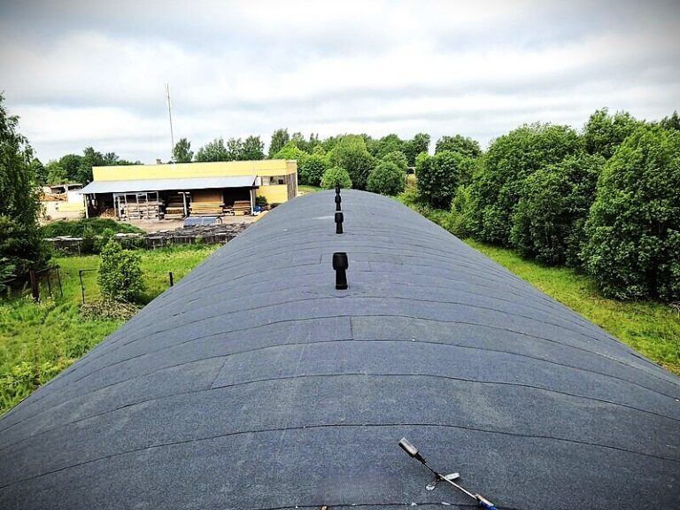 VALMIS SOOJUSTATUD JA VEETIHE KAARHALL Valmis SBS-bituumenrullmaterjalist kattega kaarhall