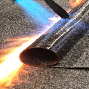 Bituumenrullmaterjalist kattelapi paigaldus.