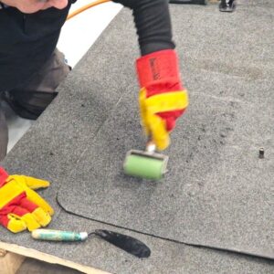 Bituumenrullmaterjalist kattelapi kinnitamine rullikuga.