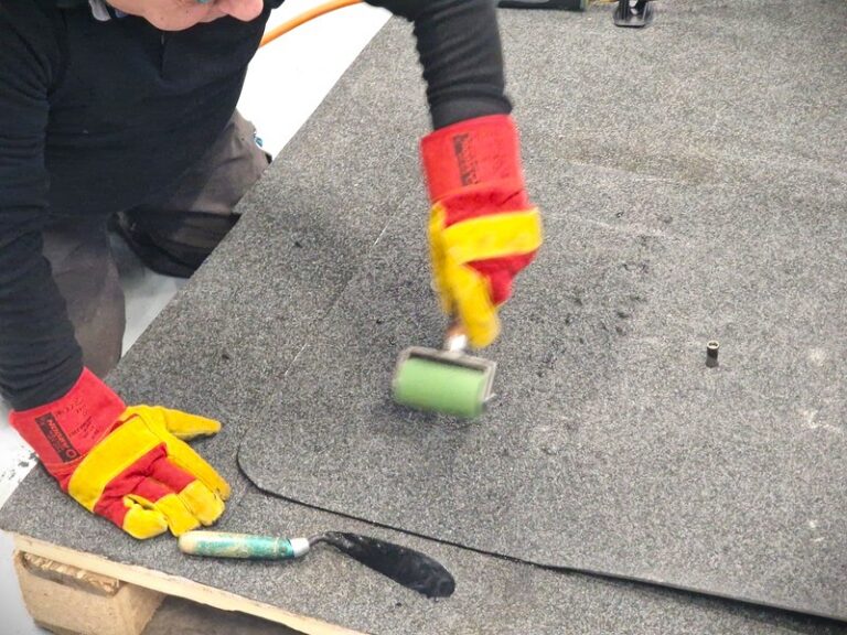 Bituumenrullmaterjalist kattelapi kinnitamine rullikuga.