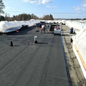 BITUUMENRULLMATERJALIST PEALISKIHI PAIGALDUS. Bituumenrullmaterjalist pealiskihi paigaldus