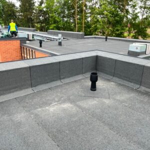 Bituumenrullmaterjalist lamekatus.