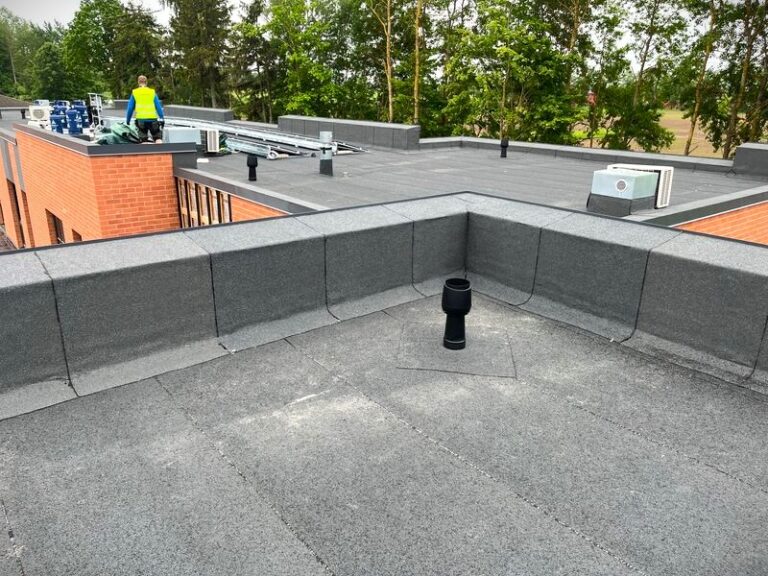 Bituumenrullmaterjalist lamekatus.