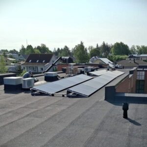 P&auml;ikesepaneelid lamekatusel.