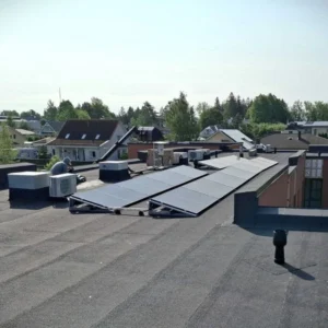 PÄIKESEPANEELID LAMEKATUSEL. Päikesepaneelid lamekatusel.
