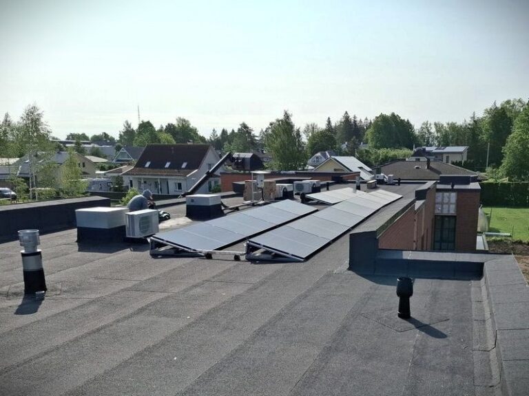 P&auml;ikesepaneelid lamekatusel.