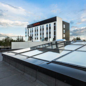 Erikujulised katuseaknad lamekatusel.