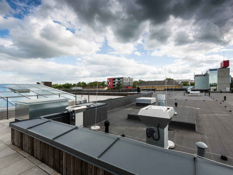 PARAPETT JA LÄBIVIIGUD KATUSEL VAJAVAD KÕRGENDATUD TÄHELEPANU. Parapett ja läbiviigud.