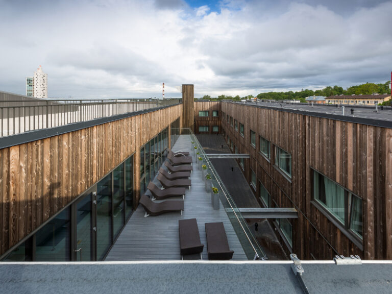 KATUSE ERILAHENDUS SISEHOOVIGA HOONE ERINEVATEL KATUSE TASANDITEL. Sisehoovi erilahendus.