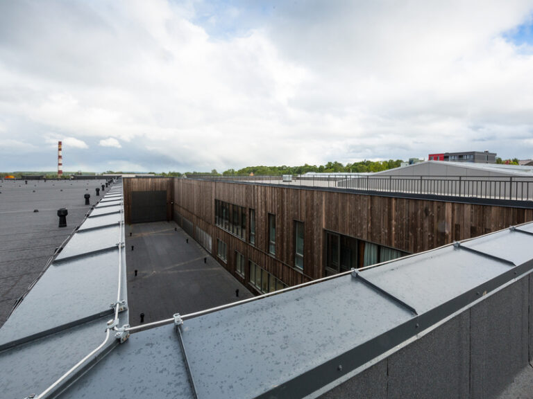 TUULDUV PARAPETT MAJA SISEHOOVIGA KATUSEL. Tuulduv parapett.