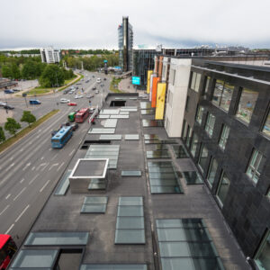 Varikatus ja katuseaknad varikatusel.