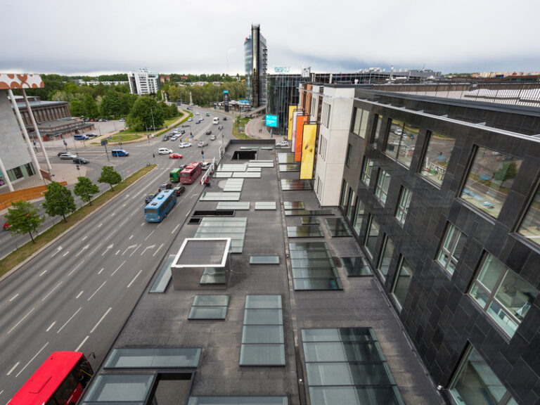 VARIKATUS JA KATUSEAKNAD VARIKATUSEL SUURES ULATUSES. Varikatus ja katuseaknad varikatusel.