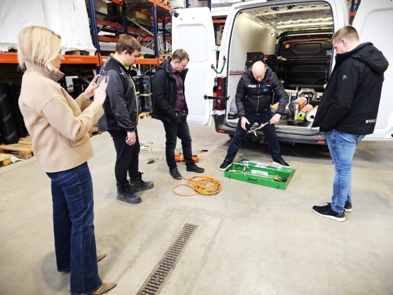 Lamekatuse paigaldamisel kasutatavad erinevad tööriistad.
