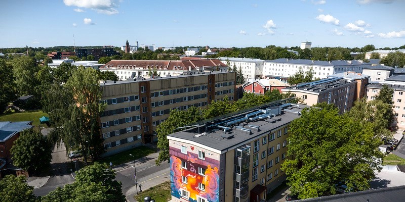 KORTERMAJA KATUSE RENOVEERIMINE – 7-SAMMULINE JUHEND Kortermaja katuse renoveerimine – 7-sammuline juhend. Renoveeritud kortermaja katus Tartus Tähe tänavas.