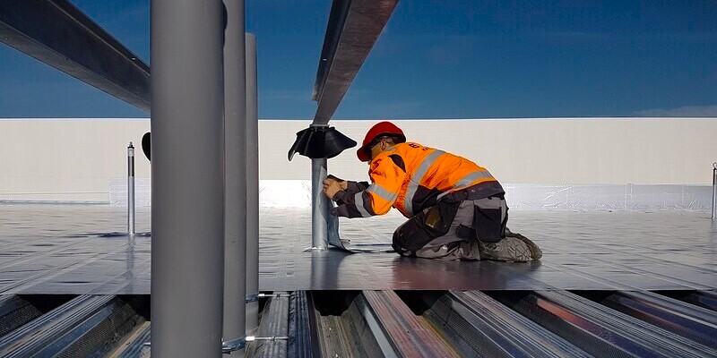 TÕHUS JA KVALITEETSELT PAIGALDATUD AURUTÕKE TAGAB KATUSELE PIKA ELUEA Oluline on tagada katuse läbiviikude aurutõkke tihedus. Tõhus aurutõke tagab katusele pika eluea.