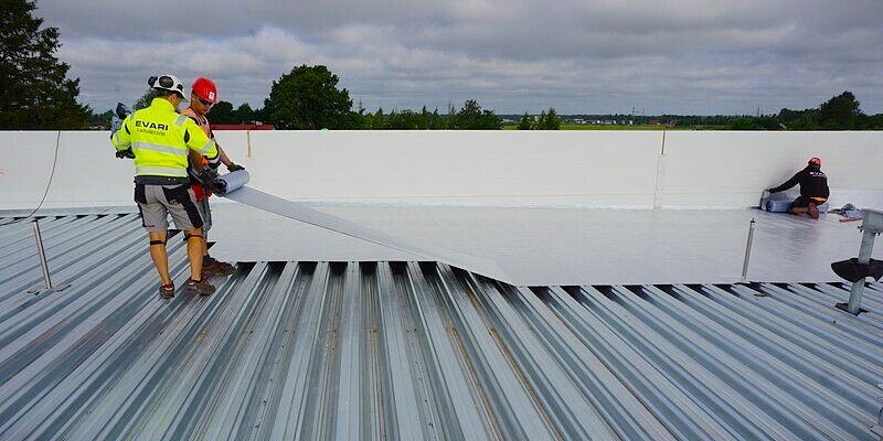 TÕHUS JA KVALITEETSELT PAIGALDATUD AURUTÕKE TAGAB KATUSELE PIKA ELUEA Alumineeritud iseliimuv bituumenrullmaterjalist aurutõke paigaldatakse katuse kandva profiilpleki peale. Tõhus aurutõke tagab katusele pika eluea.