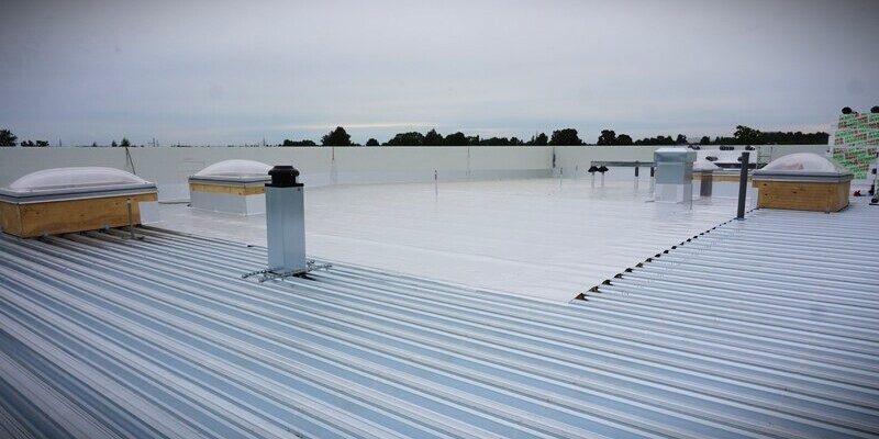 TÕHUS JA KVALITEETSELT PAIGALDATUD AURUTÕKE TAGAB KATUSELE PIKA ELUEA Alumineeritud auruisolatsiooni membraan. Tõhus aurutõke tagab katusele pika eluea.