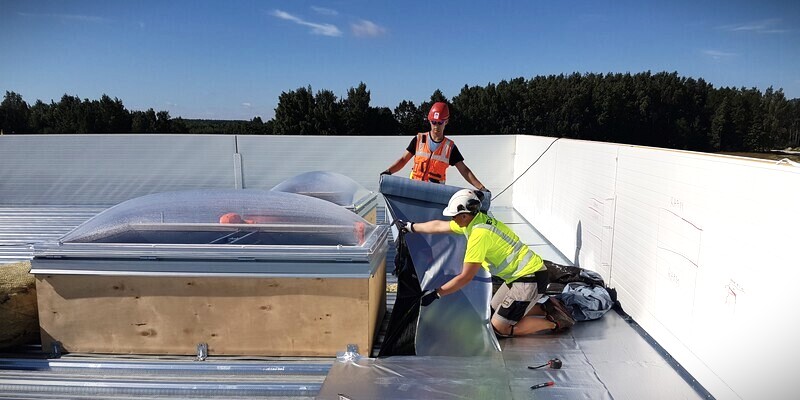 TÕHUS JA KVALITEETSELT PAIGALDATUD AURUTÕKE TAGAB KATUSELE PIKA ELUEA Alumineeritud bituumenaurutõkke paigaldamine katuseluukide ülespööreteks. Tõhus aurutõke tagab katusele pika eluea.