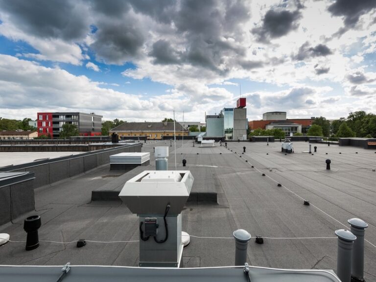 TARTU SÜDAMES ASUVA KVARTALI KESKUSE LIGI 10 000 M² SUURUNE ESINDUSLIK LAMEKATUS, MILLE EHITAS OÜ EVARI EHITUS. KATUSE KEERUKAD PARAPETISÕLMED, TURVALIINID JA SPA-OSA PÖÖRATUD KATUSE HÜDROISOLATSIOON PÄLVISID EESTI KATUSE- JA FASSAADIMEISTRITE LIIDU KONKURSIL II KOHA NING ESINDASID EESTIT UHKELT KA IFD MAAILMA PARIMA KATUSE KONKURSIL. Mastaapne bituumenrullmaterjalist hüdroisolatsioon ja keerukad lamekatuse lahendused Tartu Kvartali kaubanduskeskusel