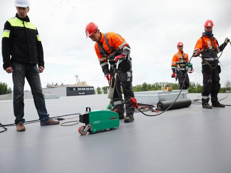 PLASTRULLMATERJALI PAANIVUUKIDE KOKKUKEEVITAMINE ELEKTRILISE AUTOMAATPUHURIGA. SEADE TAGAB ÜHTLASE TEMPERATUURI JA VEETIHEDAD ÕMBLUSED. TAAMAL JÄLGIB TÖÖD PROTAN ESINDAJA PAAVO PENJAM. PVC materjal keevitatakse katusel kinni spetsiaalse elektrilise automaatpuhuriga