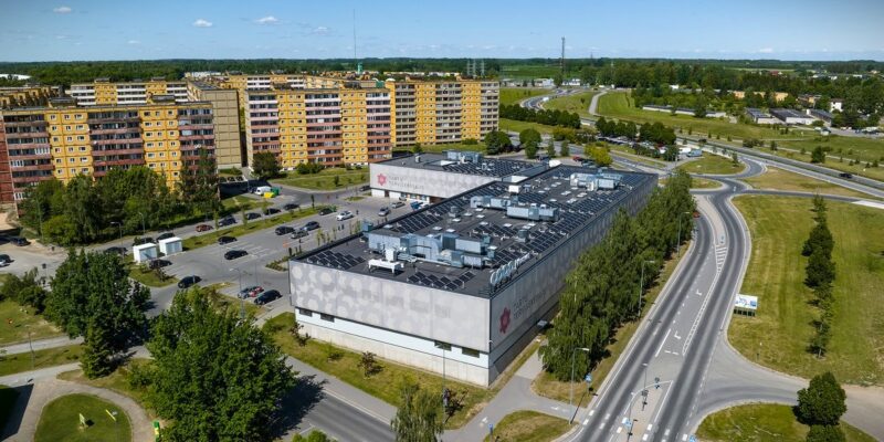 TEHNOSÜSTEEMIDE PAIGALDAMINE LAMEKATUSELE – TEHNOSÜSTEEMIDE INTEGREERIMISE RISKID JA INSENERTEHNILISED REEGLID Tehnosüsteemide paigaldamine lamekatusele ning mastaapsete ventilatsiooni-, jahutus- ja päikesepaneelide süsteemide integreerimine Tartu tervisekeskuse katusele Annelinnas.