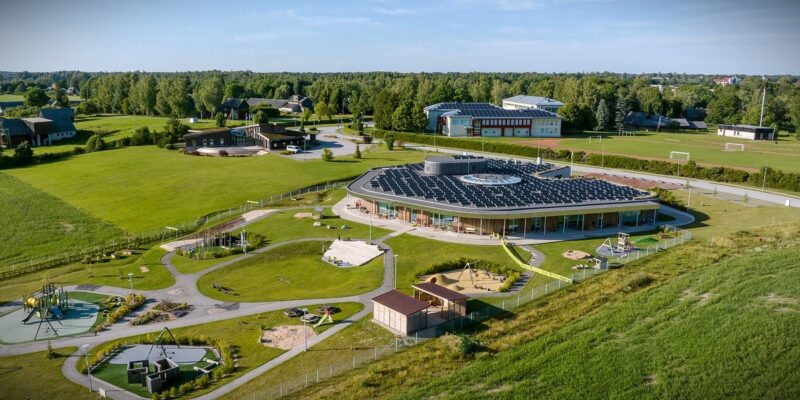 TEHNOSÜSTEEMIDE PAIGALDAMINE LAMEKATUSELE – TEHNOSÜSTEEMIDE INTEGREERIMISE RISKID JA INSENERTEHNILISED REEGLID Tehnosüsteemide paigaldamine lamekatusele ja mahuka päikesepaneelide süsteemi integreerimine Palamuse lasteaia modernsele katusekonstruktsioonile Jõgevamaal.