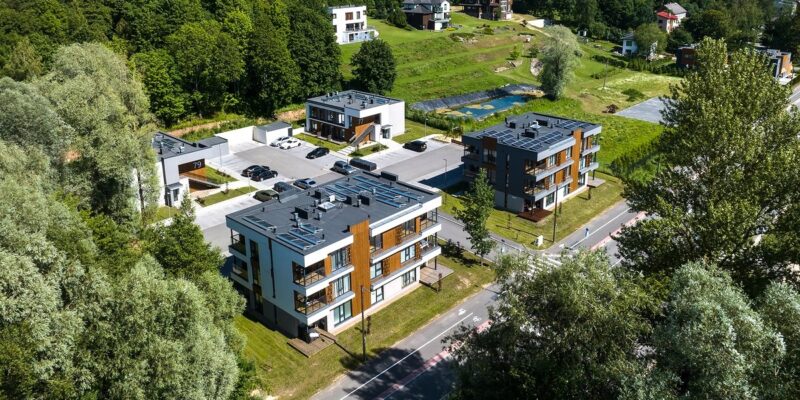 TEHNOSÜSTEEMIDE PAIGALDAMINE LAMEKATUSELE – TEHNOSÜSTEEMIDE INTEGREERIMISE RISKID JA INSENERTEHNILISED REEGLID Tehnosüsteemide paigaldamine lamekatusele ning päikesepaneelide massiivide integreerimine korterelamute SBS-bituumenkatustele Ujula tänaval Tartus.