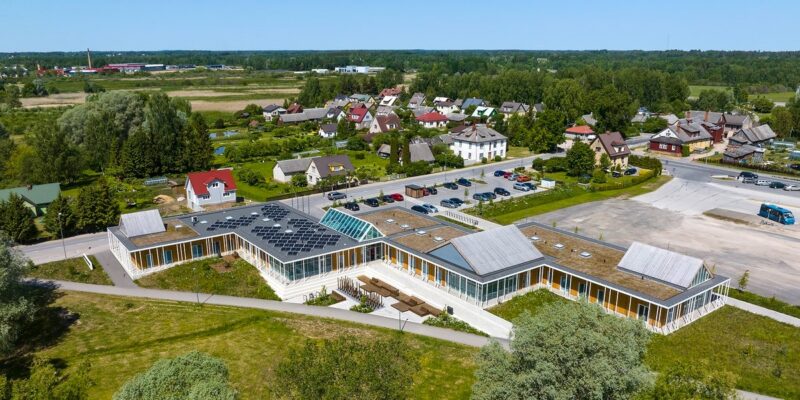 TEHNOSÜSTEEMIDE PAIGALDAMINE LAMEKATUSELE – TEHNOSÜSTEEMIDE INTEGREERIMISE RISKID JA INSENERTEHNILISED REEGLID Tehnosüsteemide paigaldamine lamekatusele, päikesepaneelide ja kõrgete katuseakende integreerimine Võru Tervisekeskuse kombineeritud rohe- ja SBS-katusele.