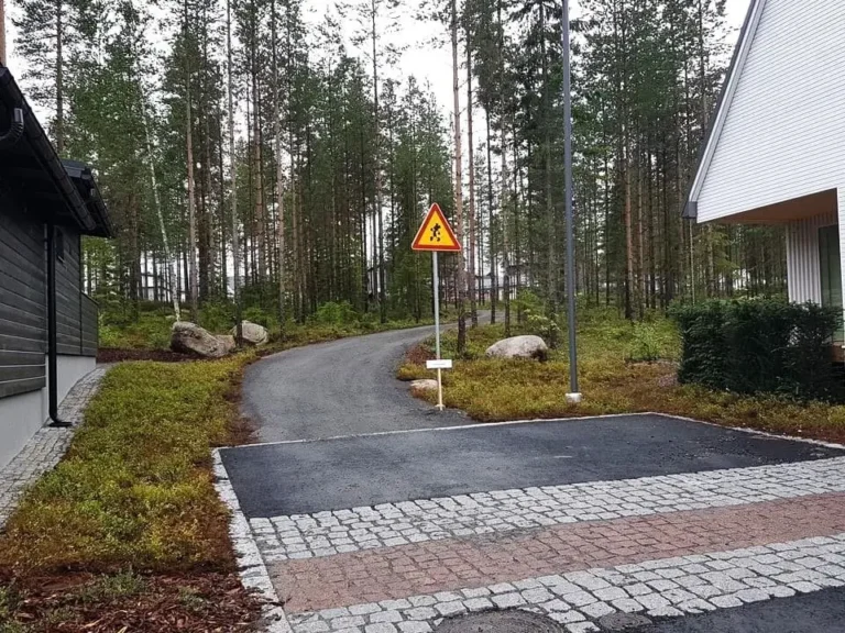KORREKTSELT RAJATUD KRUNDISISESED TEED JA HALJASTUSLAHENDUSED SEINÄJOKI ELAMUMESSI NÄIDISKVARTALIS. Tänavakividest tee ja hoiatusmärk elamurajoonis – Soome elamumess 2016 Seinäjoki linnas.