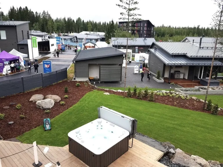 LÄBIMÕELDUD HALJASTUSE, TERRASSI JA MULLIVANNIGA VARUSTATUD MOODNE ELUKESKKOND SEINÄJOKI ELAMUMESSIL. Kaasaegne elamukvartal, terrass ja mullivann muruplatsil – Soome elamumess 2016 Seinäjoki linnas.