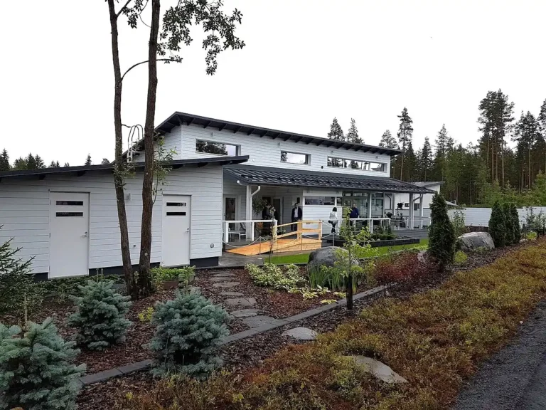 TERVIKLIKU HALJASTUSE JA AVARA TERRASSIGA MADALKALDUSEGA ÜHEPEREELAMU SEINÄJOKI MESSIALAL. Kaasaegne valge puitvoodriga eramaja ja madal katus – Soome elamumess 2016 Seinäjoki linnas.